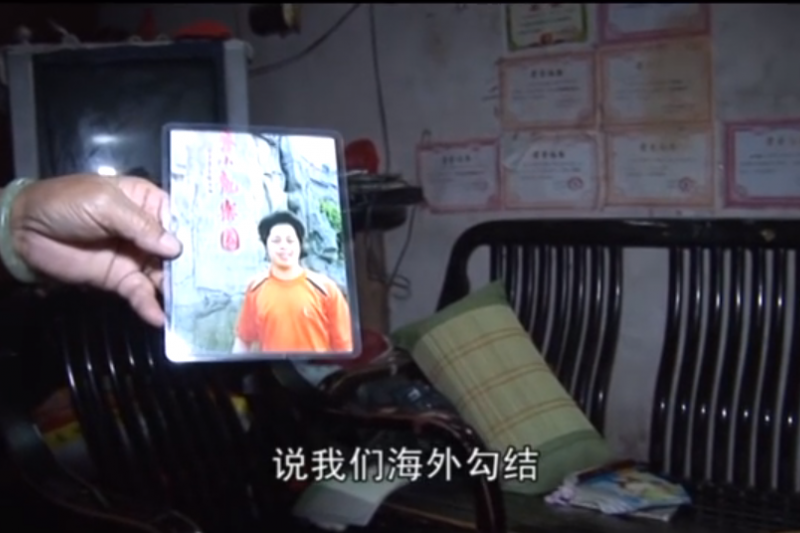 烏坎三日,莊烈宏的父親出示兒子的照片。(翻攝Youtube) 烏坎三日,莊烈宏的父親出示兒子的照片。(翻攝Youtube)