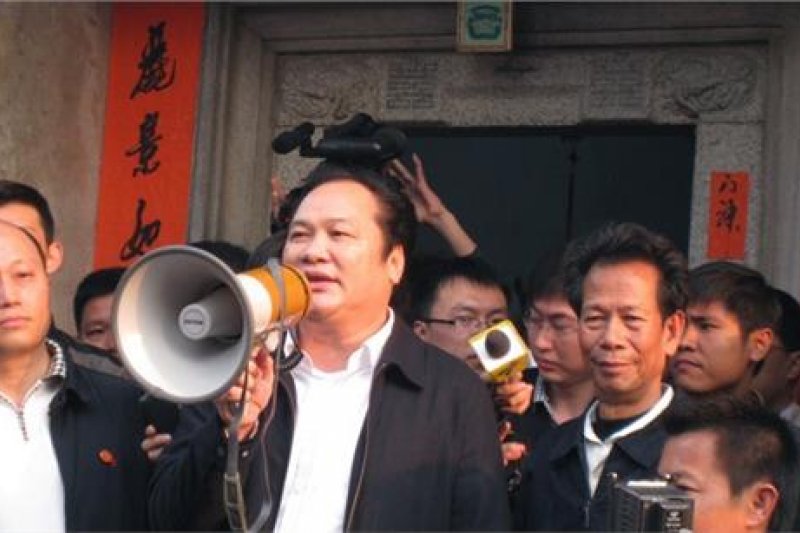 廣東副省委書記朱明國(中)至烏坎與民眾溝通。 廣東副省委書記朱明國(中)至烏坎與民眾溝通。