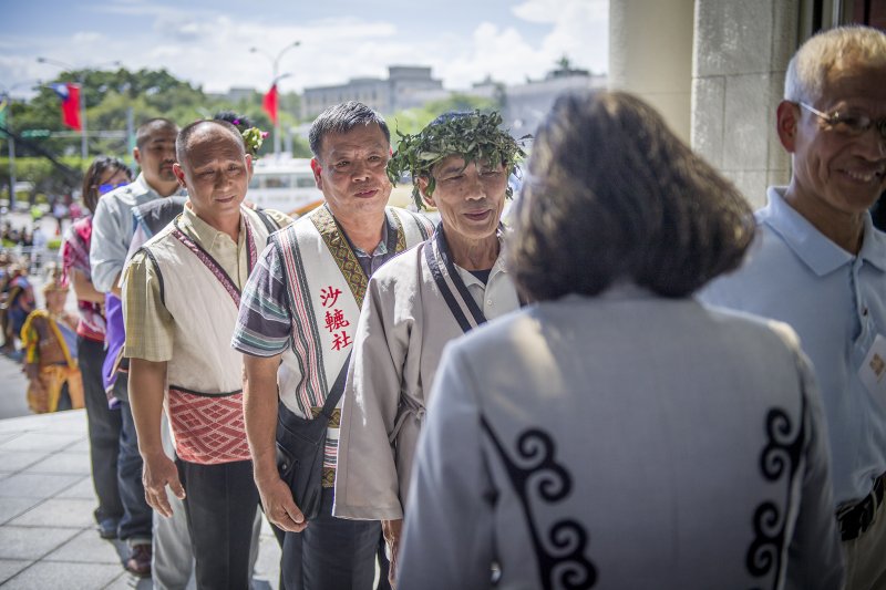 2016-08-01-蔡英文向原住民道歉-蔡英文著原住民服裝03-迎接各族族人-取自總統府網站