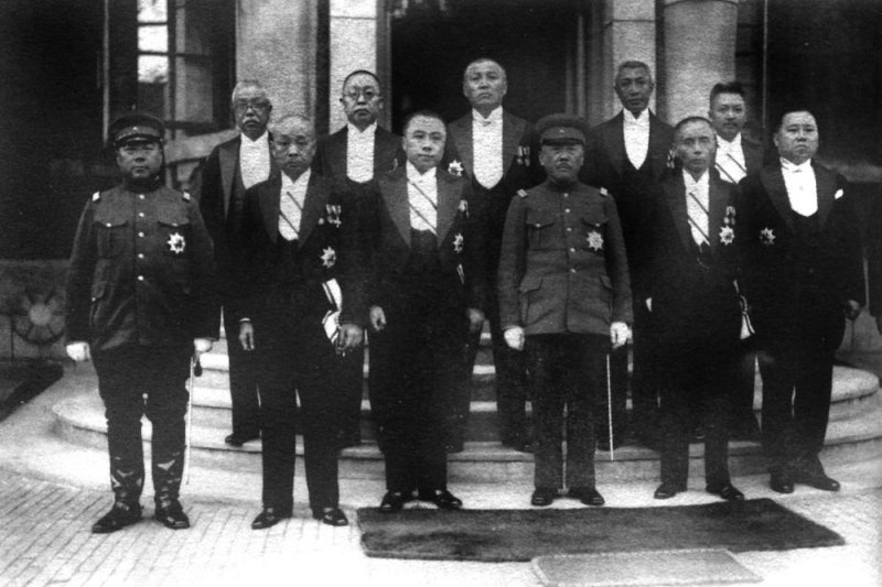滿州國政要,謝介石(下排左二)為外交部長。 滿州國政要,謝介石(下排左二)為外交部長。