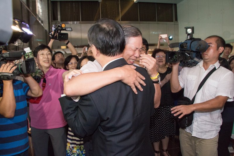 台電員工夾道歡送,台電卸任董事長黃重求,「台電公司新、卸任董事長交接典禮」。(李振均攝) 台電員工夾道歡送,台電卸任董事長黃重求,「台電公司新、卸任董事長交接典禮」。(李振均攝)