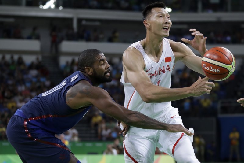 中國隊主將易建聯在美國隊厄文(Kyrie Irving)面前失球。(美聯社) 中國隊主將易建聯在美國隊厄文(Kyrie Irving)面前失球。(美聯社)