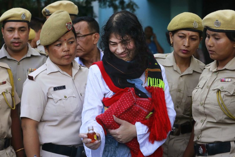 莎米拉手上拿著一小瓶蜂蜜,身旁站著數名女兵。(美聯社) 莎米拉手上拿著一小瓶蜂蜜,身旁站著數名女兵。(美聯社)