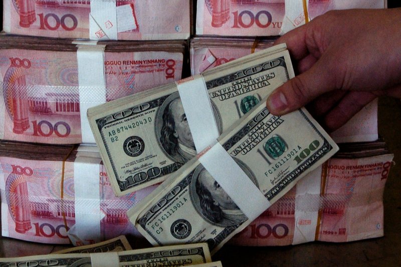 中國銀行的工作人員在整理人民幣和美元(新華社) 中國銀行的工作人員在整理人民幣和美元(新華社)