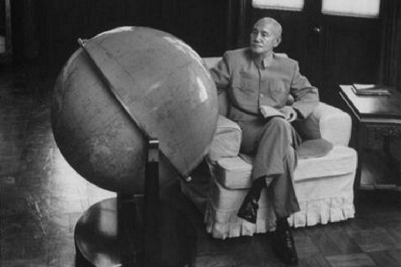 據說,蔣介石晚年常盯著巨大的地球儀。 據說,蔣介石晚年常盯著巨大的地球儀。