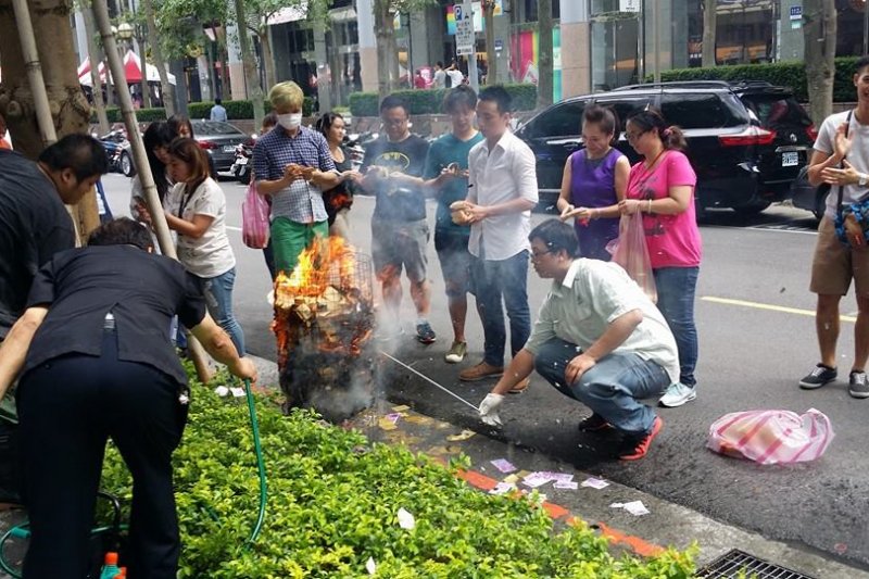 fdd內湖科技園區2016年8月17日舉行中元普渡拜拜，最後的一道程序是燒紙錢。(風傳媒).jpg