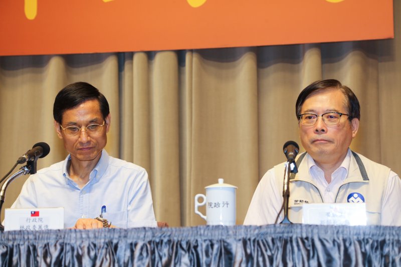 20160817-行政院政委林萬億和勞動部長郭芳煜說明和國道收費員溝通事宜.(陳明仁攝) 20160817-行政院政委林萬億和勞動部長郭芳煜說明和國道收費員溝通事宜.(陳明仁攝)