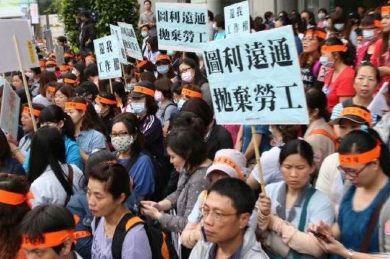 國道收費員失業後未被安置,上午到交通部抗議並攻入交通部大廳靜坐。(吳逸驊攝) 國道收費員失業後未被安置,上午到交通部抗議並攻入交通部大廳靜坐。(吳逸驊攝)