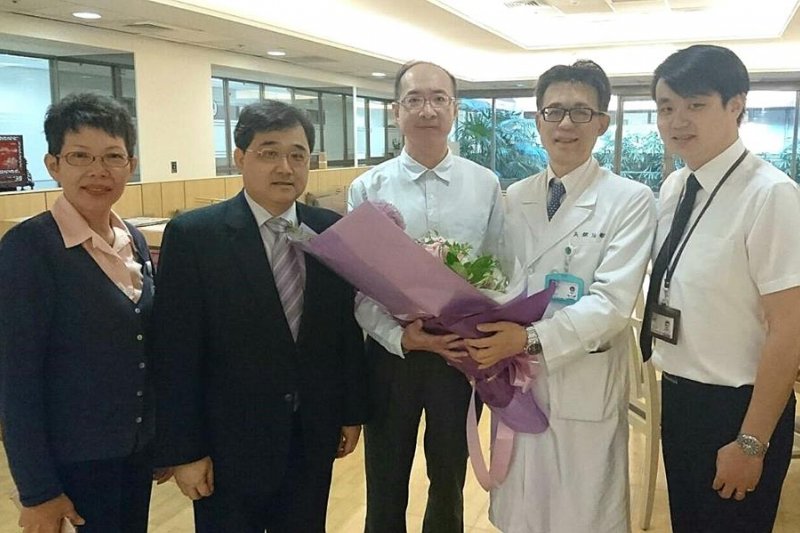 新光醫院內分泌糖尿病科主任黃中研(中),今天上午在診間看診時遭不明男子攻擊,院方事後除派員送花慰問,並已向警方報案,並強調醫療暴力零容忍的立場。(摘自院內醫師張志華臉書)