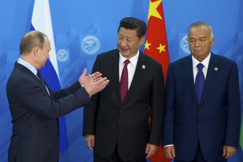 俄羅斯總統普京、中國國家主席習近平、烏茲別克總統卡里莫夫。(美聯社) 俄羅斯總統普京、中國國家主席習近平、烏茲別克總統卡里莫夫。(美聯社)