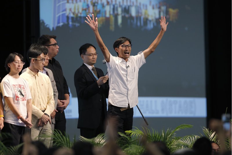 主張民ˋ主自覺的本土派社運人士朱凱迪(舉手者)以8萬多票當選。(美聯社) 主張民ˋ主自覺的本土派社運人士朱凱迪(舉手者)以8萬多票當選。(美聯社)