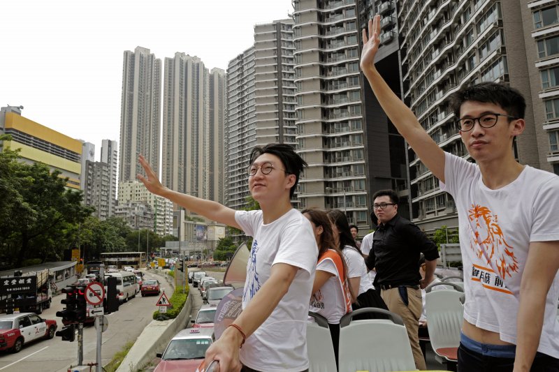 本土派政黨「青年新政」召集人梁頌恆（右）要把港獨議題帶進議會。（美聯社）