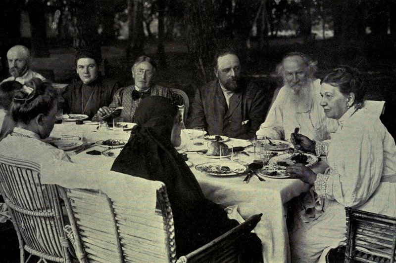 托爾斯泰(右二)與妻子蘇菲亞(右一)與親人一起用餐(取自Wikipedia/Cassell and Co, NY, 1911) 托爾斯泰(右二)與妻子蘇菲亞(右一)與親人一起用餐(取自Wikipedia/Cassell and Co, NY, 1911)