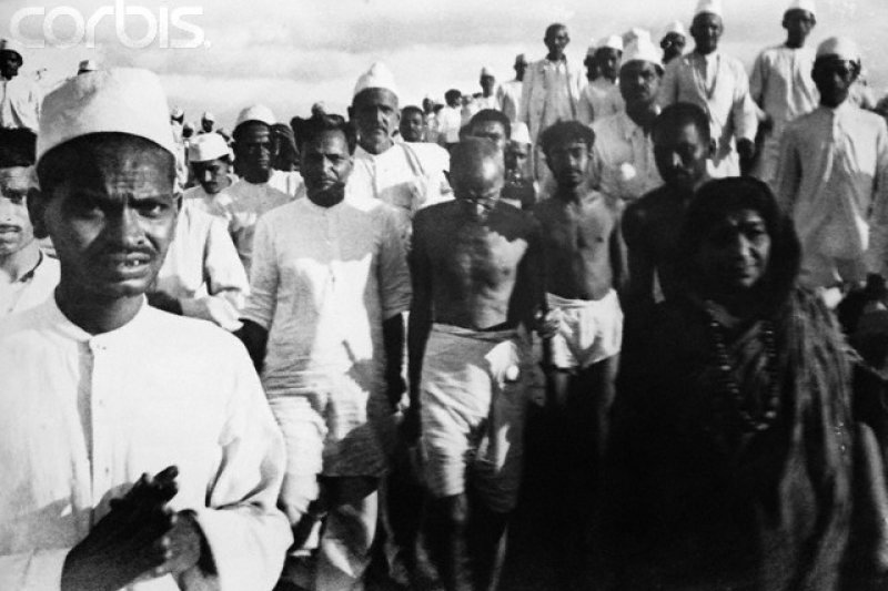 1930年甘地反對英國殖民政府的《食鹽專營法》,帶領群眾徒步390公里到海邊取鹽,稱為「食鹽進軍」。(wikipedia/public domain) 1930年甘地反對英國殖民政府的《食鹽專營法》,帶領群眾徒步390公里到海邊取鹽,稱為「食鹽進軍」。(wikipedia/public domain)