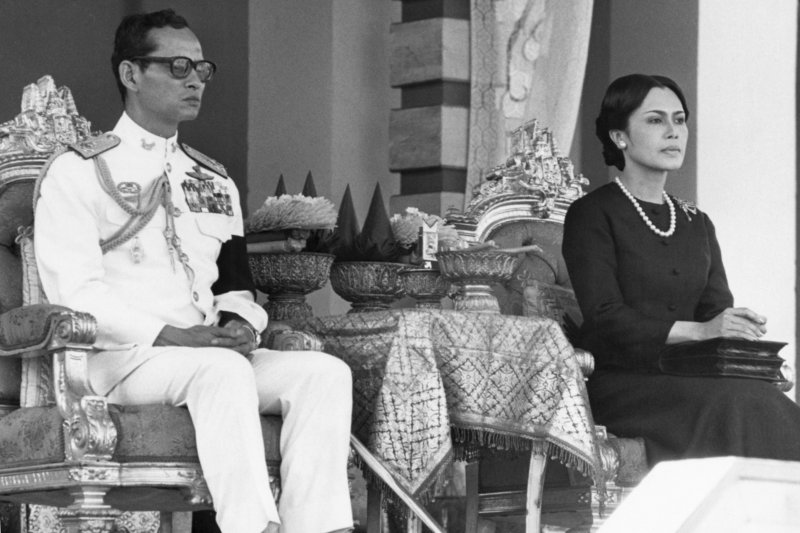 泰王蒲美蓬與王后詩麗吉,攝於1977年(AP) 泰王蒲美蓬與王后詩麗吉,攝於1977年(AP)