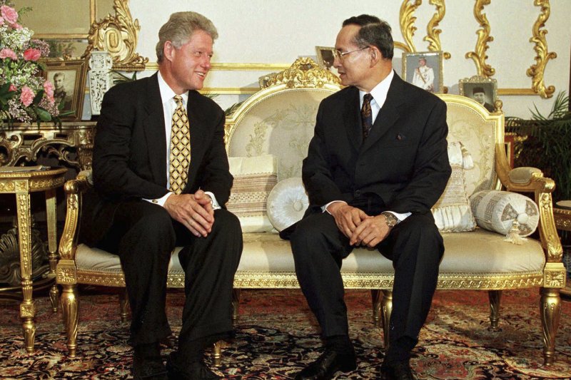 泰王蒲美蓬與美國總統柯林頓,攝於1996年(AP) 泰王蒲美蓬與美國總統柯林頓,攝於1996年(AP)