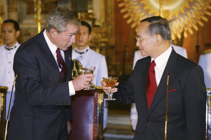 泰王蒲美蓬與美國總統小布希，攝於2003年（AP）