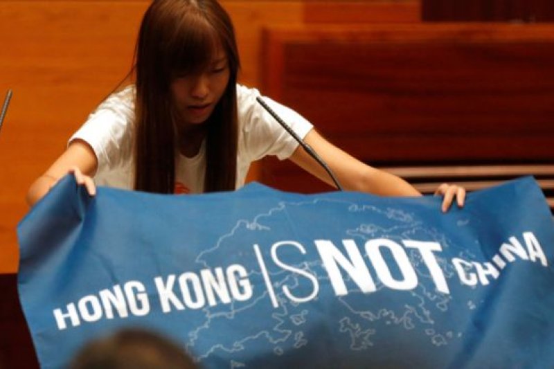 梁頌恒、游蕙禎於儀式前展示「香港不是中國」(Hong Kong is not China)的藍色旗幟,在誓詞中加入「香港民族」等字眼。(圖取自BBC中文網) 梁頌恒、游蕙禎於儀式前展示「香港不是中國」(Hong Kong is not China)的藍色旗幟,在誓詞中加入「香港民族」等字眼。(圖取自BBC中文網)