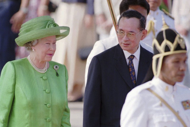 泰王蒲美蓬與英國女王伊莉莎白二世,攝於1996年(AP) 泰王蒲美蓬與英國女王伊莉莎白二世,攝於1996年(AP)