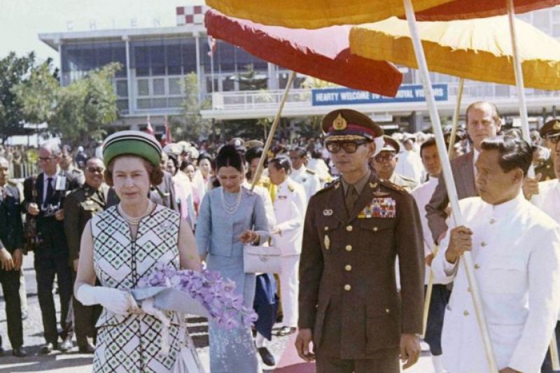 泰王蒲美蓬與英國女王伊莉莎白二世,攝於1972年(AP) 泰王蒲美蓬與英國女王伊莉莎白二世,攝於1972年(AP)