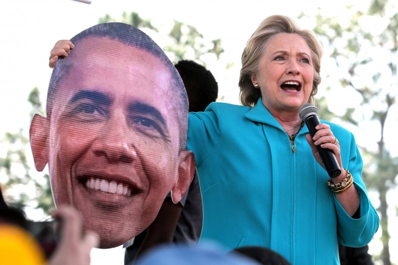 美國民主黨總統候選人希拉蕊.柯林頓(Hillary Clinton)請出歐巴馬的頭像助選(AP) 美國民主黨總統候選人希拉蕊.柯林頓(Hillary Clinton)請出歐巴馬的頭像助選(AP)