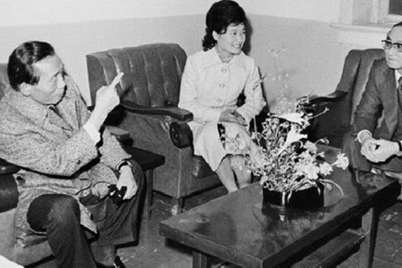 南韓總統朴槿惠與父親朴正煕(左)昔日「精神導師」崔太敏(右)合影(Public Domain) 南韓總統朴槿惠與父親朴正煕(左)昔日「精神導師」崔太敏(右)合影(Public Domain)