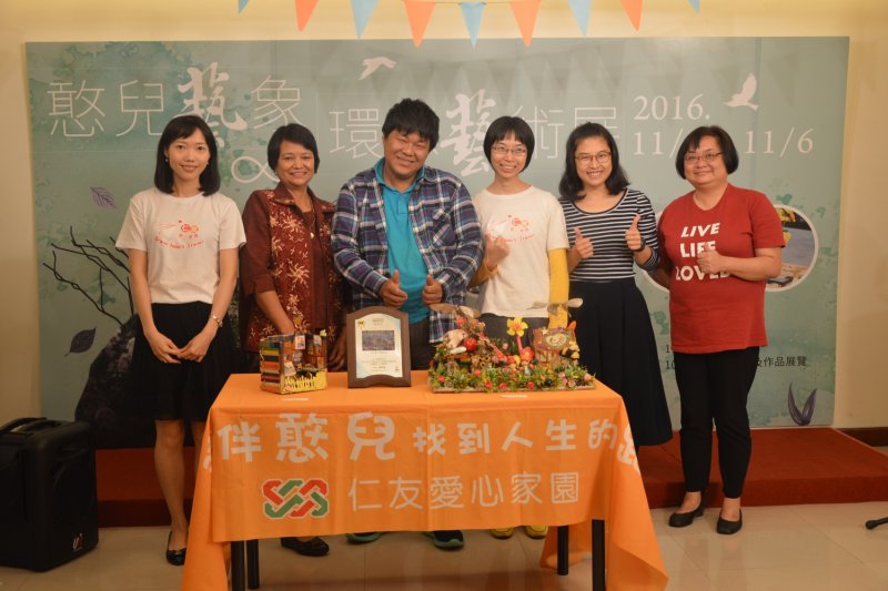 中重度障礙憨兒阿勇開藝術展，想幫助媽媽（桃園市仁友愛心家園）