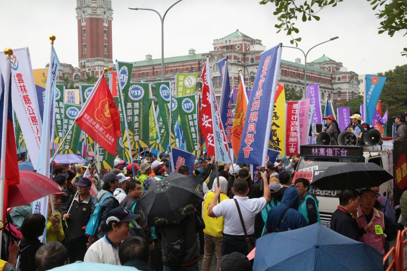 2016-11-10-軍公教團體-國發會門口抗議年金改革-顏麟宇攝 2016-11-10-軍公教團體-國發會門口抗議年金改革-顏麟宇攝