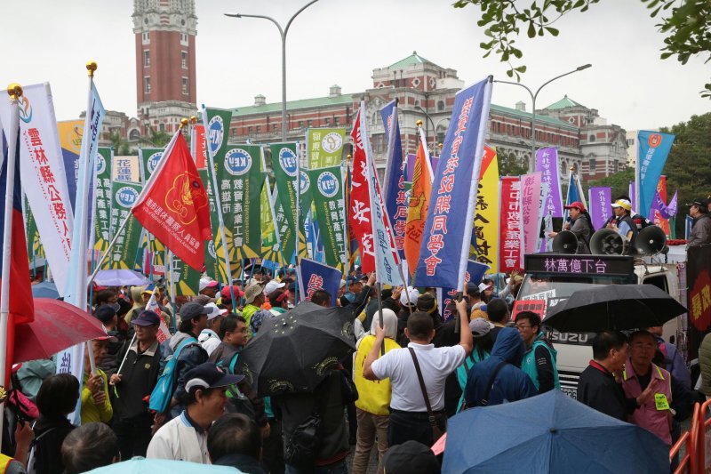 2016-11-10-軍公教團體-國發會門口抗議年金改革-顏麟宇攝