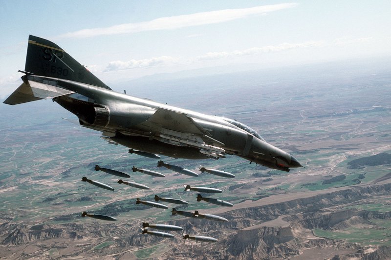 F-4幽靈II(F-4 Phantom II)(取自維基百科) F-4幽靈II(F-4 Phantom II)(取自維基百科)