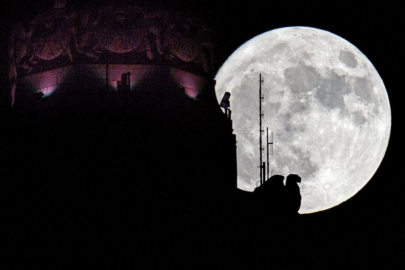 超級滿月(supermoon)(AP) 超級滿月(supermoon)(AP)