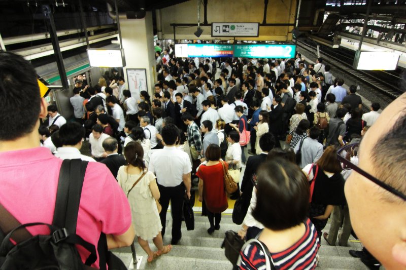 東京上班時間的通勤人潮,非常驚人!(圖/Dick Thomas Johnson@flickr) 東京上班時間的通勤人潮,非常驚人!(圖/Dick Thomas Johnson@flickr)