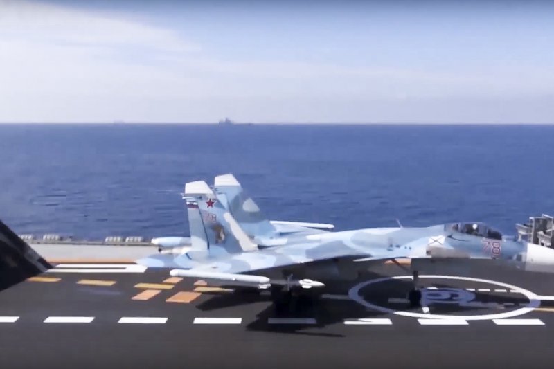 俄國航空母艦庫茲涅佐夫號與其主力艦載機Su-33。(美聯社) 俄國航空母艦庫茲涅佐夫號與其主力艦載機Su-33。(美聯社)
