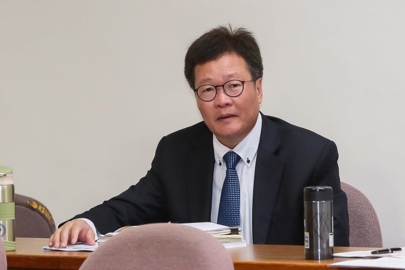 Re: [新聞] 「可以不支持陳時中，但要支持免治馬桶!