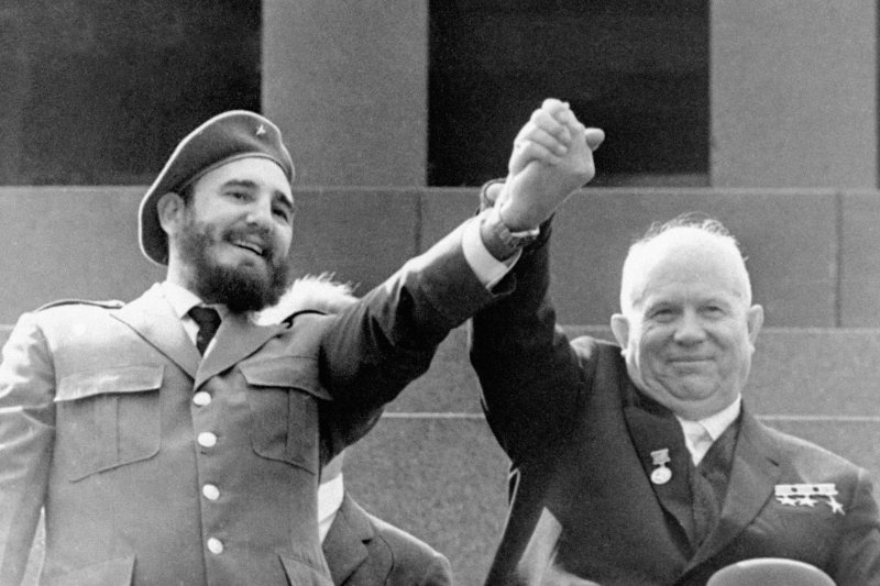 1963年,菲德爾・卡斯楚(左)與蘇聯領導人赫魯雪夫(Nikita Khrushchev)(AP) 1963年,菲德爾・卡斯楚(左)與蘇聯領導人赫魯雪夫(Nikita Khrushchev)(AP)
