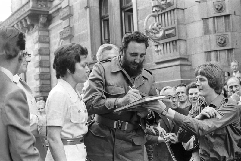 1972年6月，菲德爾・卡斯楚在當時東德的東柏林為民眾簽名（AP）