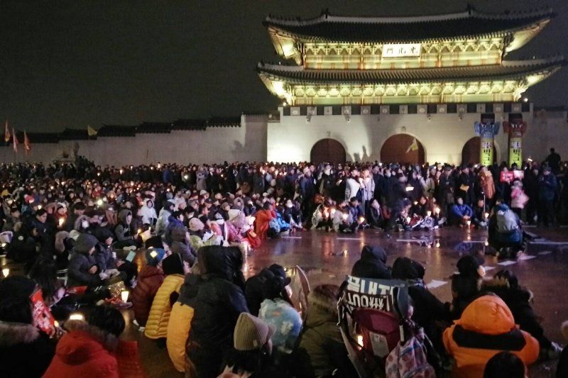 南韓民眾26日傍晚在首爾舉行第5輪燭光集會,要求總統朴槿惠就「親信門」醜聞負責並下台,現場人潮集結,可能破南韓人數紀錄。(溫芳瑜攝) 南韓民眾26日傍晚在首爾舉行第5輪燭光集會,要求總統朴槿惠就「親信門」醜聞負責並下台,現場人潮集結,可能破南韓人數紀錄。(溫芳瑜攝)