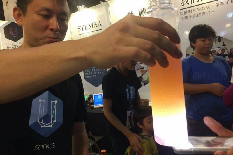 雜學校開幕儀式，透過不同的實驗規劃，樂研數理實作教育讓補習班跳脫傳統的想像。（陳俐穎）