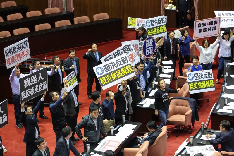 20161202-國民黨立院黨團2日提出議事日程徵烈討論事項,並高舉「堅決反對核災食品解禁」「我是人我反核災食品」等標語。(顏麟宇攝) 20161202-國民黨立院黨團2日提出議事日程徵烈討論事項,並高舉「堅決反對核災食品解禁」「我是人我反核災食品」等標語。(顏麟宇攝)
