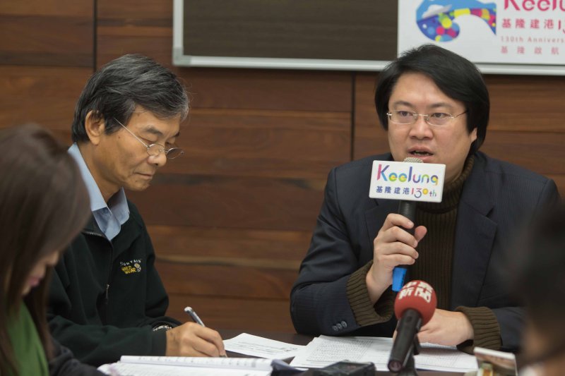 基隆市長林右昌(右)、基隆市副市長林永發(左),一起解說基隆港汙染事件的處理過程。(基隆市政府提供)。 基隆市長林右昌(右)、基隆市副市長林永發(左),一起解說基隆港汙染事件的處理過程。(基隆市政府提供)。