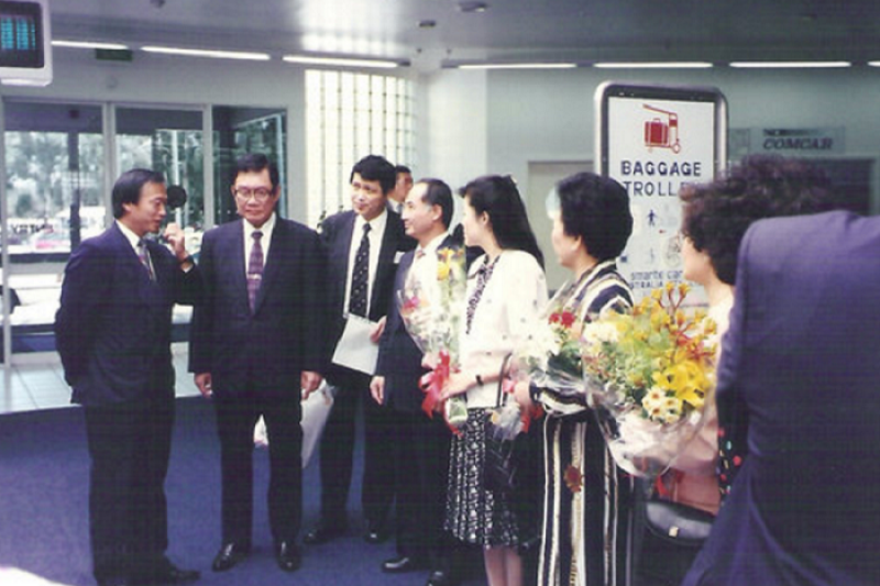 1994年,時任立法院長的劉松藩(左2)率立法院副院長王金平(左4)與立委們赴澳洲訪問考察。(愛玉之家提供) 1994年,時任立法院長的劉松藩(左2)率立法院副院長王金平(左4)與立委們赴澳洲訪問考察。(愛玉之家提供)