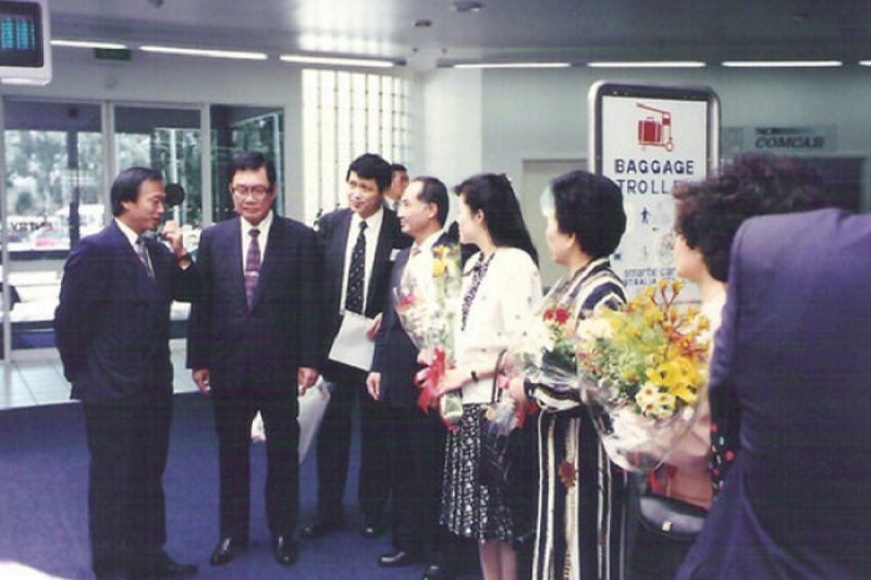 1994年，時任立法院長的劉松藩（左2）率立法院副院長王金平（左4）與立委們赴澳洲訪問考察。（愛玉之家提供）