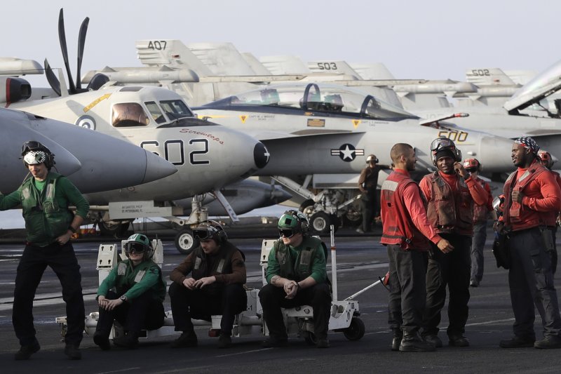 停在美國艾森豪號航空母艦上的戰鬥機及飛行員。(美聯社) 停在美國艾森豪號航空母艦上的戰鬥機及飛行員。(美聯社)