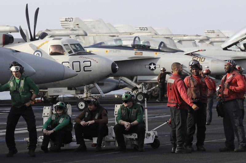 停在美國艾森豪號航空母艦上的戰鬥機及飛行員。（美聯社）