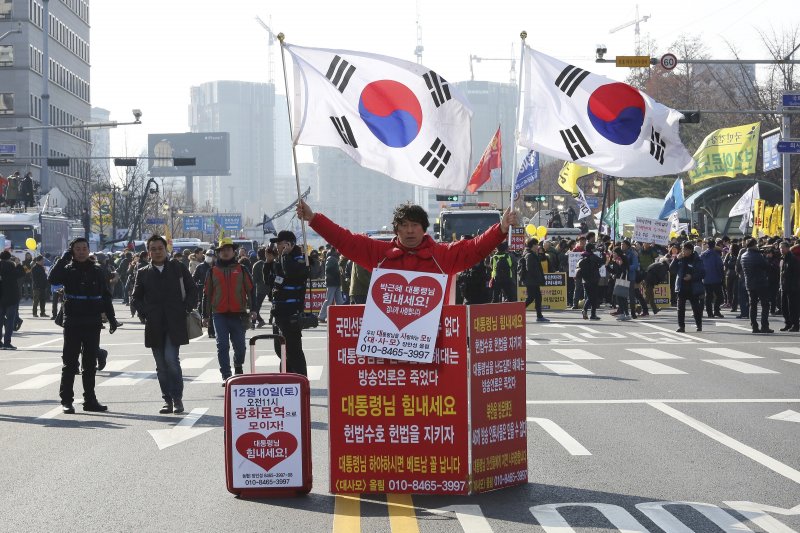 南韓總統朴槿惠遭到國會彈劾,但仍有少數民眾支持(AP) 南韓總統朴槿惠遭到國會彈劾,但仍有少數民眾支持(AP)