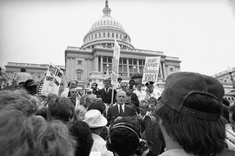 1977年9月，時任參議員的葛倫在華府對著群眾發表演說（AP）