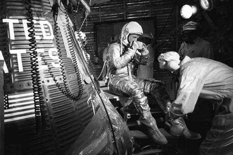 1962年2月20日,葛倫(左)準備進入太空船「友誼7號」(AP) 1962年2月20日,葛倫(左)準備進入太空船「友誼7號」(AP)