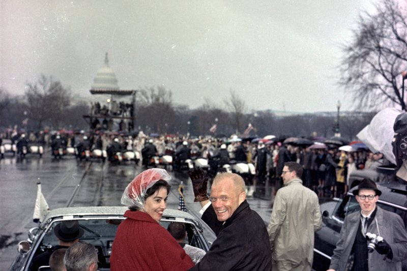 1962年2月26日，葛倫與妻子到華府參與慶祝遊行（AP）