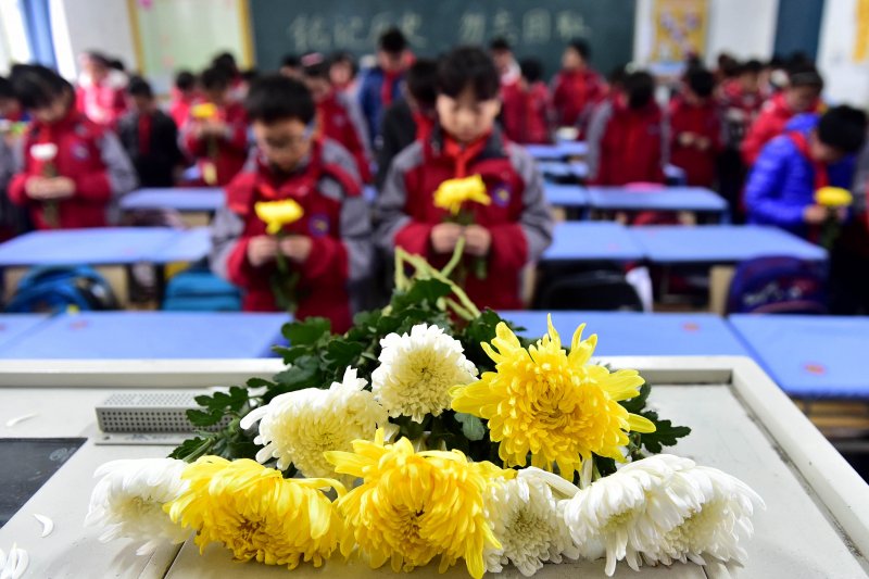 合肥市朝霞小學學生12月13日為南京大屠殺死難者默哀(新華社) 合肥市朝霞小學學生12月13日為南京大屠殺死難者默哀(新華社)