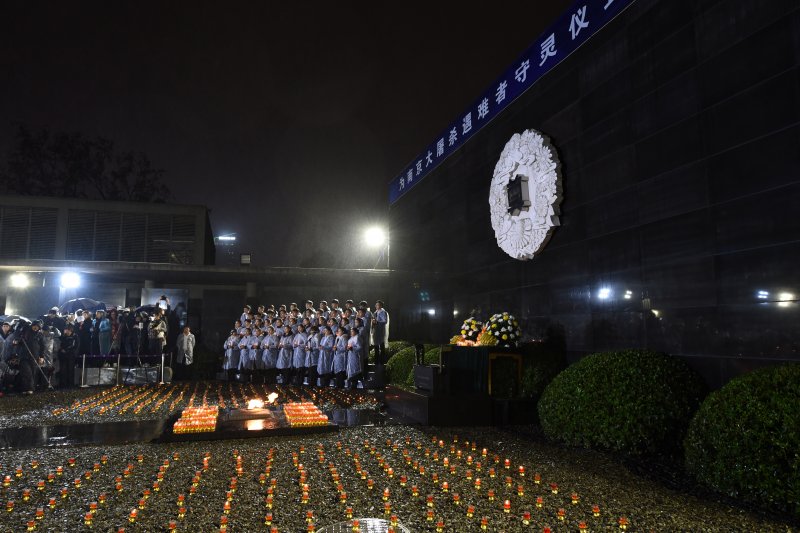 南京大屠殺死難者國家公祭日燭光祭活動(新華社) 南京大屠殺死難者國家公祭日燭光祭活動(新華社)